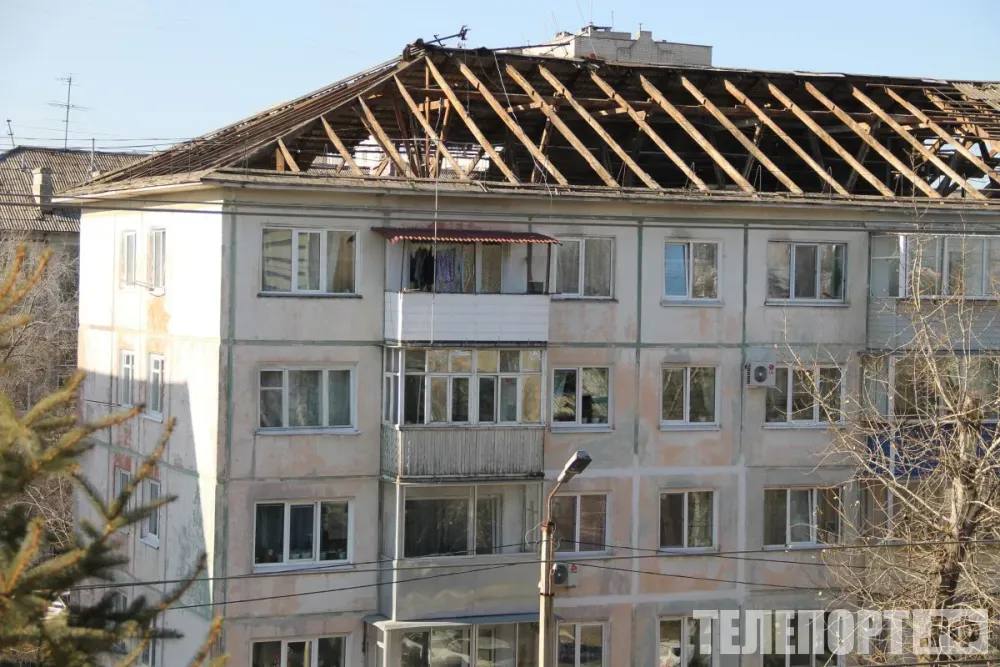 Новые крыши лифты и коммуникации как проходит капремонт домов в Приамурье в Амурской области уже завершили ремонт в 38 домах из 123 в которых запланированы работы В Приамурье продолжается реализация региональной программы капремонта многоквартирных домов Подрядчики обновляют фасады ремонтируют кровли лифты и ключевые инженерные системы рассказали в пресс службе регионального правительства Только в Благовещенске лифты поменяли в четырех домах Новые крыши появились на 17 домах в областном центре Райчихинске Тынде Архаринском и Тамбовском округах Отремонтированы инженерные системы в 17 домах в разных районах области Сейчас работы полностью проведены в пяти домах в разных населенных пунктах Завершается ремонт в 11 домах Работы активно ведутся в 52 МКД начинается капремонт еще в 21 доме В настоящий момент готова проектная документация для 64 домов на сумму 40 8 миллиона рублей Работы там начнутся в ближайшее время Проходят аукционы по выбору подрядчиков еще для 24 объектов В 2025 году на капремонт потратят 1 1 миллиарда рублей За весь период действия программы собственники внесли взносы на сумму 10 1 миллиарда отремонтировано 1648 домов на сумму 9 3 миллиарда рублей Фото ТЕЛЕПОРТ РФ ТЕЛЕПОРТ РФ здесь все об Амурской области  Написать нам