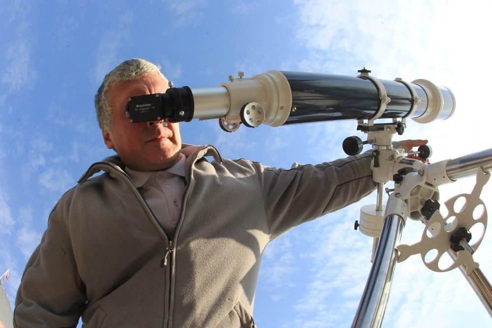 Каждый пятый россиянин считает что Солнце вращается вокруг Земли Традиционные опросы россиян связанные с отношением к науке всегда вызывают пристальное внимание И особенно некоторые их яркие результаты которые мягко говоря вызывают недоумение Не стал исключением и свежий опрос ученых Института психологии РАН Вот лишь некоторые откровения около 20 респондентов уверены что Солнце вращается вокруг Земли а 16 не сомневаются что люди и динозавры жили в одно время хотя на самом деле их разделяют десятки миллионов лет Кстати в опросах которые проводились не только Институтом психологии РАН но ВШЭ и ВЦИОМ на вопрос кого из ныне живущих российских ученых мирового уровня вы можете назвать ответили примерно 7 9 респондентов Аналогичная картина с попыткой назвать какие либо важнейшие достижения мировой науки за последние десять лет Поэтому уже не должно удивлять что около 39 верят в существование ведьм и колдунов а 34 в то что экстрасенсы могут предсказывать будущее Впрочем в результатах опросов россиян есть и позитив Так 72 респондентов сказали что доверяют РАН То есть она оказалась в верхних строчках доверия общества что дает повод для оптимизма О том почему молодежь не интересуется наукой и что решит проблему РГ спросила члена корреспондент РАН Владимира Иванова rg ru 2025 11 18 opros kazhdyj piatyj rossiianin schitaet chto solnce vrashchaetsia vokrug zemli html tgm Подписаться на Российскую газету в Читать нас в MAX