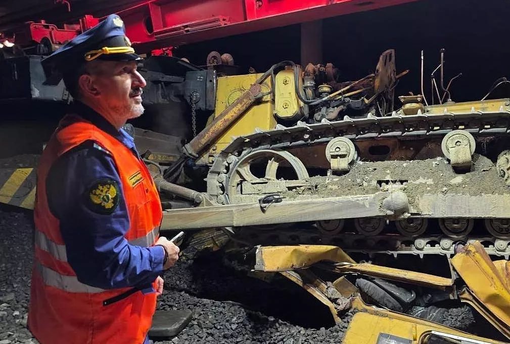 За сход крана и вагонов в Амурской области к ответственности привлекут десятки должностных лиц В Амурской области завершили расследование обстоятельств аварии которая унесла жизни трёх человек в Тындинском округе Инцидент произошёл 19 сентября на перегоне Беленькая Путевой пост В результате происшествия пострадали 14 рабочих путевой машинной станции 249 трое из них скончались Машинисты начали движение не удостоверившись в исправности тормозов и не получив разрешения на движение от руководителя маневров Состав двигался вагонами вперёд и с превышением скорости Монтёров пути доставляли к месту работ прямо на платформе и укладочном кране хотя правила предписывают использовать для этого пассажирские вагоны Также проверки качества ремонта и аттестации персонала проводились формально К дисциплинарной ответственности привлекли 10 должностных лиц административные дела возбудили в отношении 6 сотрудников АОТВ