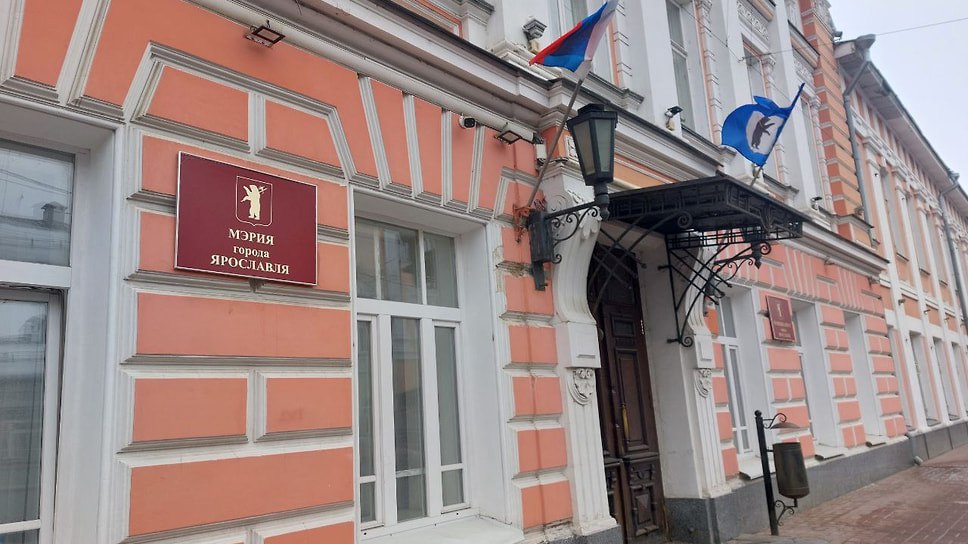 Доходы бюджета Ярославля за первое полугодие 2025 года составили 11,5 млрд руб., что на 0,86 млрд руб. меньше, чем год назад. За шесть месяцев поступило 38,7% от годового плана против 44,1% в 2024 году.  Собственные доходы выросли до 5,6 млрд руб., а безвозмездные поступления снизились до 5,9 млрд руб.  Фото: Алла Чижова  Еще больше новостей — в Telegram-канале «Ъ-Ярославль»