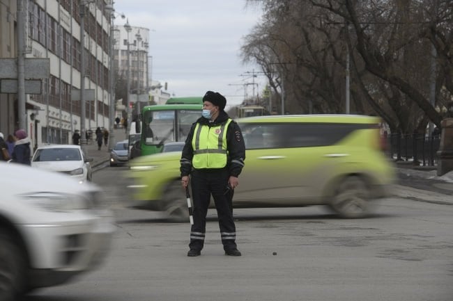 «Потерял чужой автомобиль»  Житель Якутии, лишенный водительских прав, снова сел за руль и «потерял чужой автомобиль». Мужчина продал машину другу, но продолжил на ней ездить. Транспорт пришлось отдать.   Стало известно, что 25 июля текущего года сотрудники ГИБДД задержали мужчину во дворе здания, которое расположено на проспекте М. Е. Николаева в Якутске. Водитель управлял транспортом «Toyota Ipsum». Сотрудники полиции попросили предъявить документы, однако мужчина не смог этого сделать. Так как прав лишился еще 23 января того же года. Тогда же его приговорили к 150 часам обязательных работ. Однако должных вводов мужчина не сделал.  Свой поступок он попытался оправдать. Он рассказал, что в этот день дорога была загружена и супруга не могла справится. Мужчина поступил по-рыцарски и помог женщинам завернуть на заправку. И в общем он проехал всего 50 метров. К сожалению, сотрудники ГИБДД не похвалили мужчину и составили протокол, а позже завели дело.  Фото: Булатов Алексей