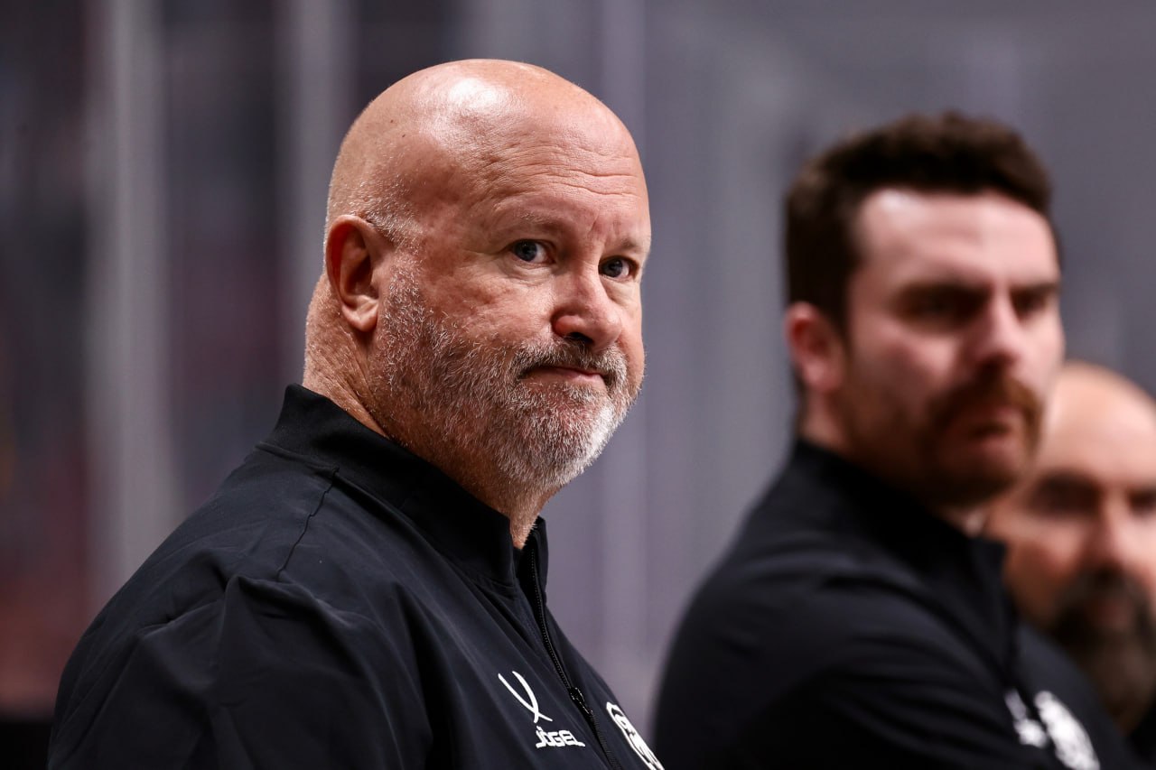 Покинувший Трактор из за усталости Бенуа Гру возглавил швейцарский клуб Цуг Бывший главный тренер челябинского Трактора Бенуа Гру теперь будет работать в Швейцарии Канадский специалист возглавил хоккейный клуб Цуг Контракт с ним рассчитан до конца сезона Бенуа Гру пришел на смену Михаэлю Линигеру которого отстранили от должности главного тренера из за неудовлетворительной игры команды Под его руководством Цуг потерпел серию поражений а наставник не смог улучшить результаты В швейцарский клуб канадец приедет 22 января и сразу приступит к своим обязанностям Подписаться на vecherchel   Поддержать Читать в Мах