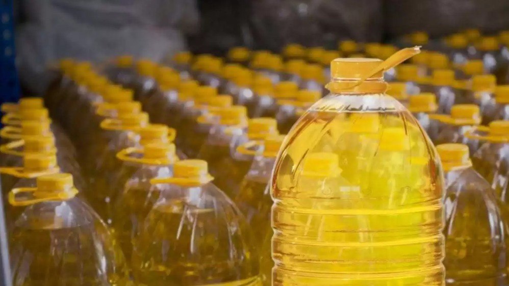 Эксперт Импорт подсолнечного масла в Молдову вырос почти вдвое В 2025 году Молдова почти вдвое увеличила импорт подсолнечного масла до 16 414 тонн что в 1 8 раза больше чем в 2024 году и в 3 5 раза выше уровня 2023 года отмечает эксперт Юрий Рижа  По мнению эксперта рост импорта объясняется дефицитом сырья для переработки внутри страны значительная часть урожая подсолнечника экспортируется в необработанном виде Основные поставщики масла Россия и Украина а экспорт из Молдовы во второй половине 2025 года сократился в 2 4 раза по сравнению с 2023 годом что ослабляет позиции местной переработки Подпишись на primulinmd