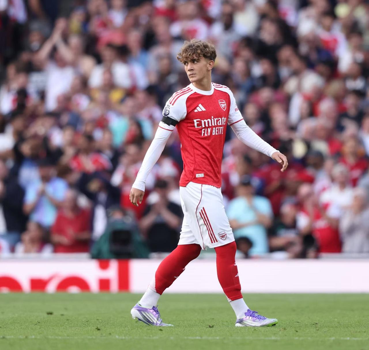 15 летний Макс Доуман из Арсенала самый молодой игрок в старте команд АПЛ Полузащитник 2009 г р Макс Доуман дебютировал за Арсенал в АПЛ в августе а вчера вышел в стартовом составе канониров в матче против Брайтона в четвёртом туре Кубка английской лиги В возрасте 15 лет и 302 дня он стал самым молодым игроком вышедшим в стартовом составе в матче за команду Английской премьер лиги АПЛ во всех соревнованиях Он также стал первым игроком сделавшим это до достижения 16 лет nedetskiyfootball 2009гр