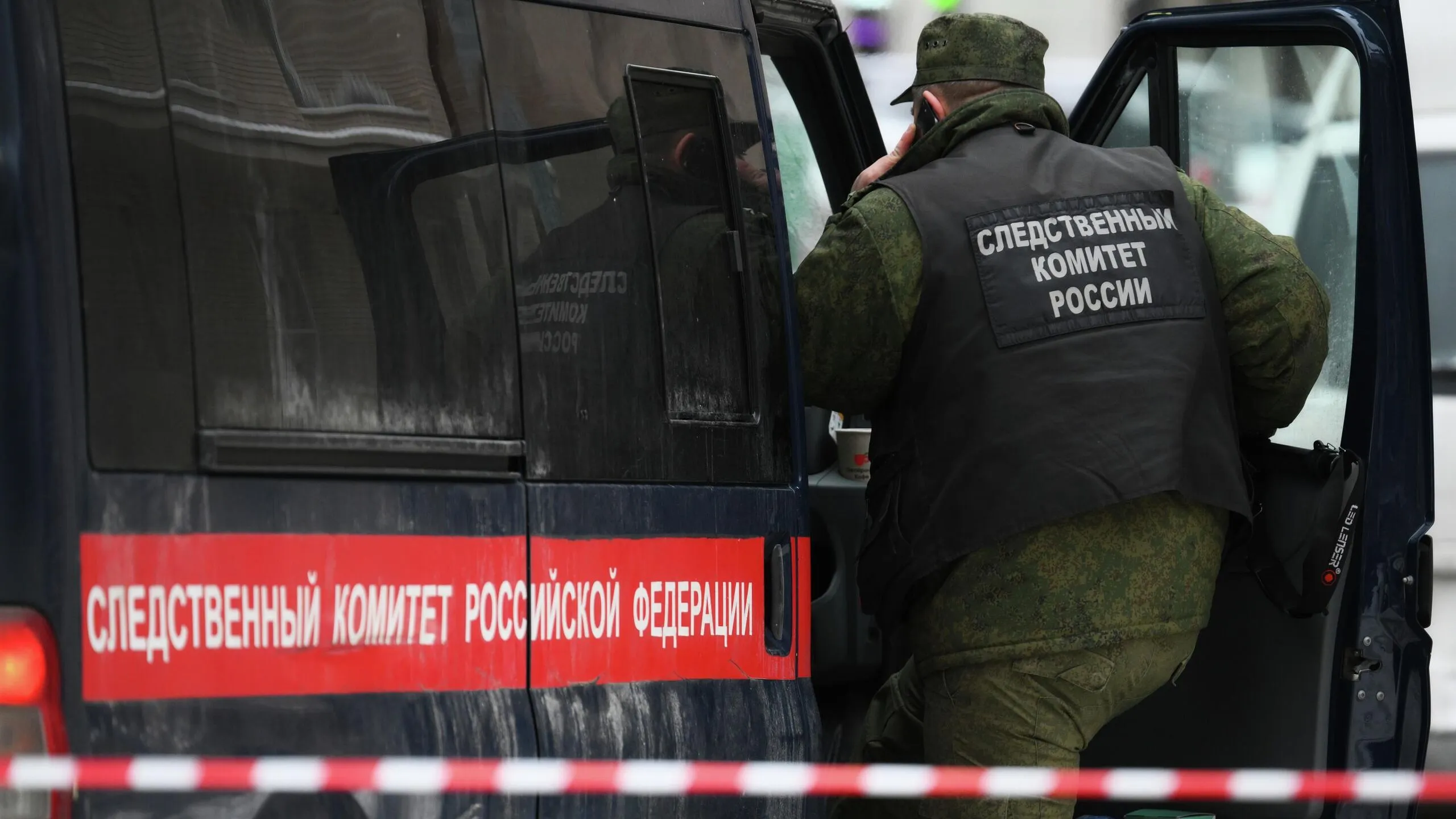 Уголовное дело об организации и участии в преступном сообществе возбуждено в Нижнем Тагиле Свердловской области в нем пятеро подозреваемых в деятельности сообщества есть и эпизоды вымогательства организации занятия проституцией в том числе с участием несовершеннолетних сообщил РИА Новости руководитель регионального управления СК РФ Богдан Францишко В Свердловской области возбуждено уголовное дело об организации и участии в преступном сообществе в отношении пяти местных жителей сказал Францишко Он уточнил что в зависимости от роли каждого они подозреваются в создании преступного сообщества участии в нем Кроме того одному из фигурантов предъявлено обвинение в умышленном убийстве двух лиц и покушении на умышленное убийство