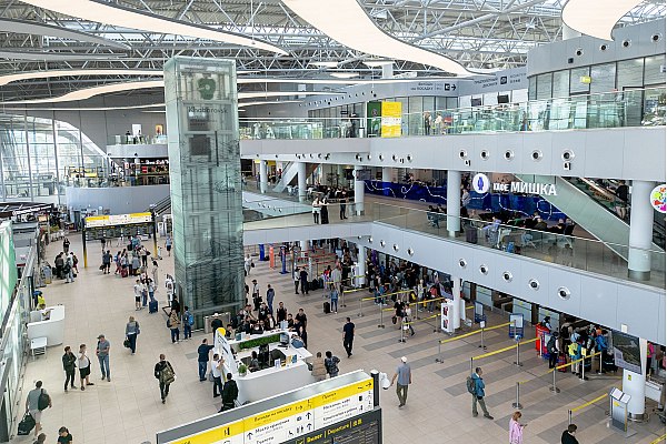 Пассажиропоток аэропорта Хабаровск по итогам работы за 2025 год увеличился на 5 4 Аэропорт Хабаровск по итогам минувшего года сохранил динамику увеличения пассажирских перевозок и показал рост по внутренним и международным направлениям Всего в воздушной гавани обслужили 2 млн 578 тыс пассажиров что на 5 4 больше показателей 2024 го это стало лучшим результатом работы за последние 30 лет Об этом сообщает AVIA RU На внутренних авиалиниях зафиксировано 2 млн 263 тыс пассажиров рост составил около 3 Наибольшую динамику увеличения демонстрирует международный пассажирский траффик 30 и 315 тыс обслуженных пассажиров aviaru net n291548