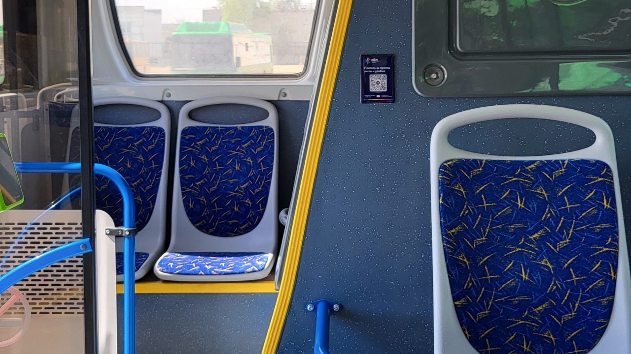 В челябинских автобусах появились QR-коды для оплаты проезда Технологичное нововведение тестируют в автобусах Челябинска. Пассажирам теперь не понадобится ждать очередь к валидатору. Оплатить проезд можно с помощью QR-кодов: систему пока запустили только на одном маршруте. В "Службе организации движения" отметили, что QR-таблички с NFC-метками для бесконтактной оплаты появились на маршруте №64.Их разместили в нескольких местах в салонах автобусов-гармошек. Таблички пассажиры могут сканировать камерой смартфона или приложить телефон к NFC-метке для оплаты. Также можно отсканировать QR-код и на валидаторе. Сделали это для большего удобства и комфорта: теперь, например, в часы пик можно не ждать очередь к валидатору или искать карту. Пока проект тестируют лишь на одном маршруте, позже, в случае востребованности, его могут распространить и на другие направления. Фото: Автобусный парк Челябинска Вести Южный Урал Челябинск