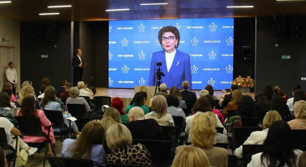 Лидерские навыки для макрорегиона  Сегодня в Чите стартовал заключительный модуль программы "Женщина-лидер. Север и Дальний Восток. Центры притяжения".   Участники — 112 женщин из 18 северных и дальневосточных регионов.     Финальный модуль программы включает:    курс лекций и семинаров;    презентацию и защиту 19 социальных проектов, подготовленных командами участниц потока.   Основные темы проектов:   профориентация подростков   молодежное предпринимательство   формирование инклюзивной среды   Цели программы:   развитие лидерских качеств и профессионального потенциала женщин-управленцев   подготовка к участию в решении задач социально-экономического развития регионов  Необходимо развивать социальную инфраструктуру, сферу услуг, культурное пространство, создавать новые бизнесы — во всем этом женщины особенно сильны. Проекты, предложенные выпускницами программы “Женщина-лидер”, это подтверждают. Уверена, что их участие в реализации мастер-планов развития дальневосточных и арктических агломераций будет эффективным и они смогут стать авангардом намеченных преобразований в макрорегионе, — сказала председатель Совета ЕЖФ Галина Карелова.   Подробности — на сайте Совета ЕЖФ.   #событияЕЖФ