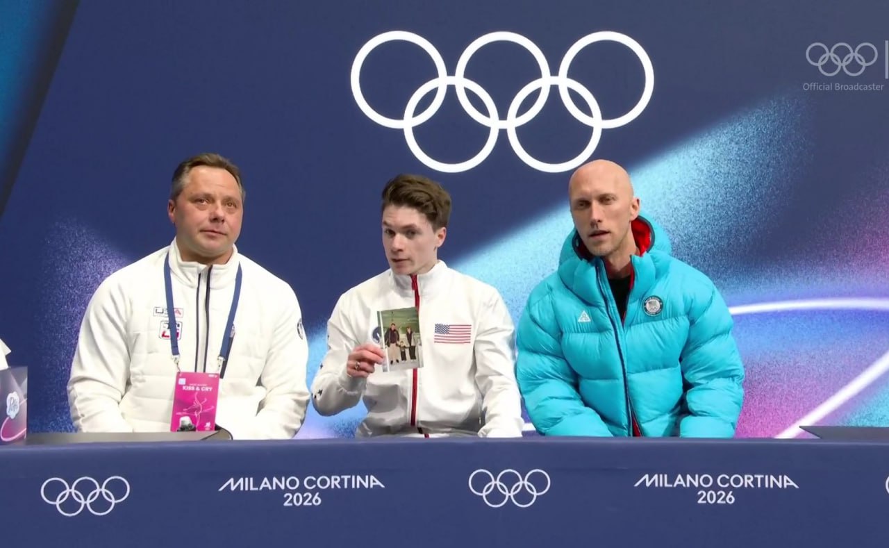 Фигурист Максим Наумов посвятил выступление на Олимпиаде родителям Год назад они погибли в авиакатастрофе Выступающий за США фигурист Максим Наумов после короткой программы показал детское фото с родителями Евгения Шишкова и Вадим Наумов погибли в авиакатастрофе над Вашингтоном в январе 2025 года В США они переехали из Петербурга Максим родился в Хартфорде в 2001 году Это его первая Олимпиада Подписывайтесь на Бумагу и предлагайте новости