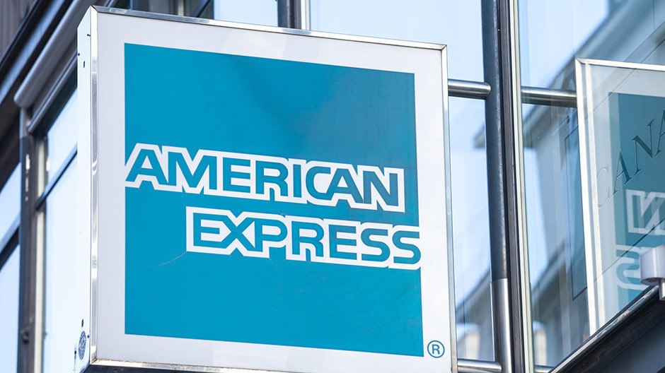 В России ликвидирован банк American Express Российская «дочка» American Express — «Америкэн Экспресс банк» — официально ликвидирована, сообщает ЕГРЮЛ. Банк в мае 2024 года получил специальное разрешение президента РФ Владимира Путина на проведение добровольной ликвидации. Позднее, в августе, ЦБ РФ аннулировал лицензию банка на основании заявления кредитной организации. Банк попал в перечень из 45 иностранных организаций, с которыми запретили сделки с акциями. Он работал в России с 2006 года и был оператором платtжной системы American Express.
