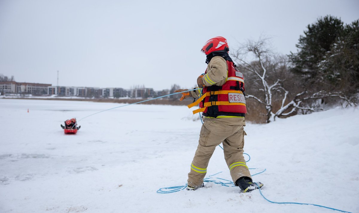 Спасательная операция в Тракай сообщается о тонущем подо льдом водолазе В четверг по номеру 112 поступило сообщение о несчастье в Тракай развязалась веревка к которой был привязан нырнувший под лед водолаз  В Тракай на ул Сленё мужчина нырнул под лед и развязалась веревка к которой он был привязан На место происшествия выехали пожарные спасатели полиция и врачи скорой  Выяснилось что мужчина опускался под воду без специального снаряжения во льду было сделано несколько прорубей чтобы он мог выбраться на поверхность www delfi lt a 120198734