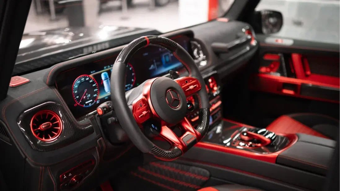 Один из 25 существующих внедорожников Brabus 900 Rocket выставили на продажу на Авто.ру Основательно доработанный Mercedes-AMG G 63 предлагают за 95 миллионов рублей — сейчас это самый дорогой из пробежных Гелендвагенов, имеющихся в наличии в РФ и выставленных на Авто.ру. При этом на одометре редкой машины всего тысяча километров. Проект 900 Rocket ателье Brabus анонсировало в 2021 году, но московский экземпляр собран в 2023-м. Двигатель внедорожника имеет увеличенный до 4,5 литра объём и ряд других доработок, благодаря которым отдача составляет 900 л.с. и 1050 Нм. В шасси применены альтернативные амортизаторы и более мощные тормоза. Образ дополнен фирменными обвесом и колёсными дисками. Серьёзно изменена отделка интерьера, а в задней части салона установлены индивидуальные кресла.