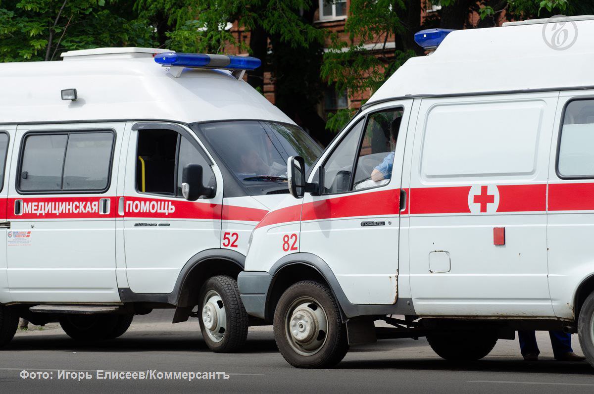 Полиция задержала дебошира, избившего фельдшера скорой помощи в Петербурге Рано утром 26 июля в полицию поступила телефонограмма из Мариинской больницы о том, что к ним обратился 27-летний фельдшер скорой помощи с ушибами, сообщает ГУ МВД РФ по Петербургу и Ленобласти. Правоохранители выяснили, что в полночь от дома 95 по Невскому проспекту бригада медиков госпитализировала неизвестного, который по пути в больницу, находясь в машине скорой помощи, напал на фельдшера с кулаками. Дебошира скрутили, по прибытии в медицинское учреждение вызвали полицию. Однако хулиган решил самовольно покинуть больницу. Тем не менее, сотрудники правопорядка нашли агрессора, им оказался 46-летний житель Фрунзенского района. По факту случившегося возбудили уголовное дело по ст. 116 УК РФ побои . Сейчас подозреваемый находится под подпиской о невыезде.