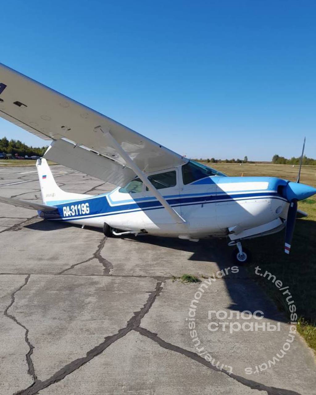 Самолет Cessna совершил аварийную посадку в подмосковном Воскресенске из-за задымления в кабине  Легкомоторный самолет Cessna-182 выполнял полет в Московской области, когда в кабине пилота внезапно появилось задымление. Экипаж был вынужден произвести аварийную посадку на аэродроме в Воскресенске.  Никто из находившихся на борту не пострадал. По факту инцидента Западное МСУТ СК России проводит доследственную проверку. Обстоятельства и причины задымления в кабине самолета сейчас устанавливаются. Специалисты работают на месте происшествия.    Подписывайся на "Голос страны"