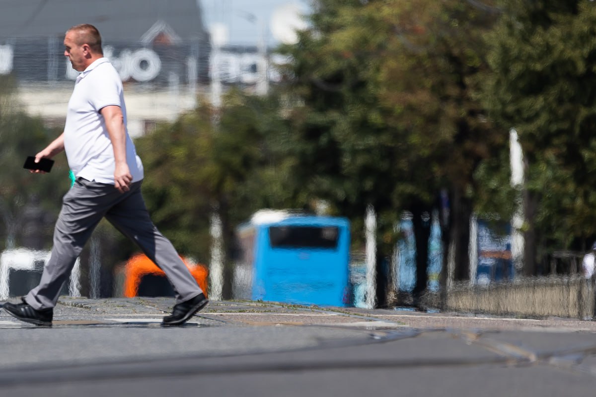 2025 год стал одним из самых жарких за всю историю наблюдений везде кроме Калининграда По данным учёных 2025 год вошёл в тройку самых жарких лет на планете Более половины суши Земли в течение года столкнулась с аномальной жарой температура там превышала 32 C Как пишет The Guardian главная причина глобальное потепление Особенно жарким оказался январь 2025 года он стал самым тёплым месяцем за всю историю наблюдений А весна с марта по май почти достигла рекордных температур Климатические данные европейских американских японских и китайских агентств показывают самым жарким годом в истории остаётся 2024 й но 2025 й оказался совсем рядом Ранее эксперт по климату Алексей Кокорин предупреждал в ближайшие 50 лет средняя летняя температура в России может вырасти минимум на 2 3 градуса Фото Александр Подгорчук