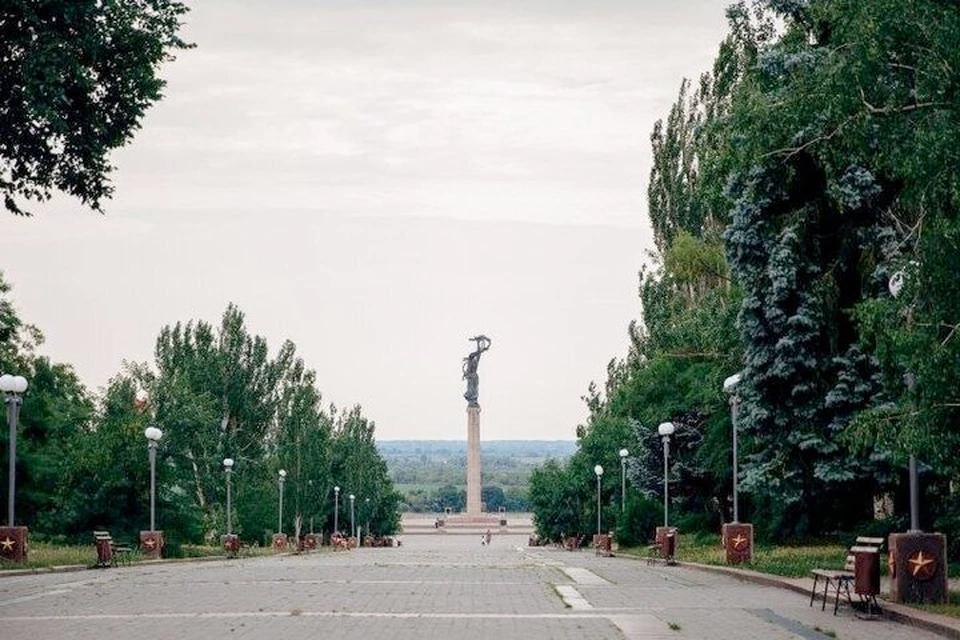 Сальдо: Каратели из ТЦК в Херсоне используют машину «скорой помощи» В Херсоне был отмечен случай отлова двух мужчин ТЦК с использованием «скорой помощи». По информации губернатора Владимира Сальдо, этот способ маскировки должен также обманывать операторов дронов ВС РФ. - В Херсоне украинские каратели из ТЦК начали использовать машины «скорой помощи» для охоты на людей. 27 июля около 18:30 во дворе на улице Тарле «скорая» без опознавательных знаков похитила двух мужчин 30-35 лет. Специально маскируется под медиков, чтобы беспрепятственно рыскать по Таврическому и Шуменскому, - рассказывает о новых тактиках «людоловов» губернатор Херсонской области Владимир Сальдо. Глава региона раскрывает замысел сотрудников ТЦК: передвигаясь в машине с красными крестами, они могут неожиданно нападать на мужчин призывного возраста, а заодно избегать ударов с дронов ВС РФ.