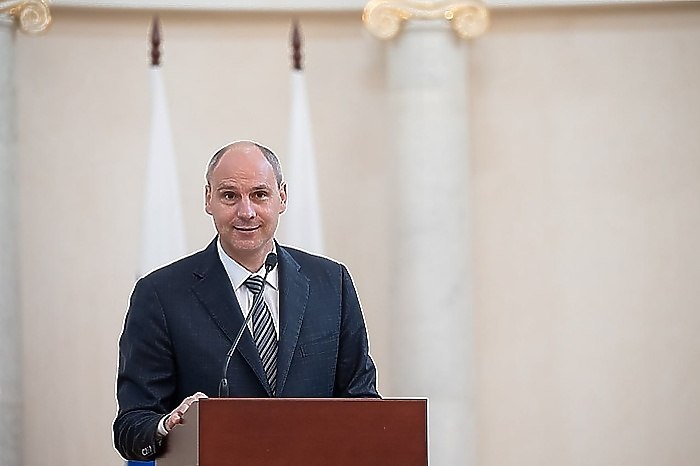 Губернатор Денис Паслер ответит на вопросы свердловчан Губернатор Свердловской области Денис Паслер 26 ноября в 18 00 проведёт свою первую прямую линию в ходе которой ответит на обращения жителей региона Трансляцию можно будет посмотреть на телеканалах Россия 24 и ОТВ а также в социальных сетях главы области сообщает Telegram канал Свердловский пул Задать вопросы губернатору жители могут уже сейчас через официальный сайт сервис Госуслуги Решаем вместе или в социальных сетях Услышать ответы также можно будет в радиоэфире Напомним Денис Паслер вступил в должность губернатора 16 сентября 2025 года uralweb ru