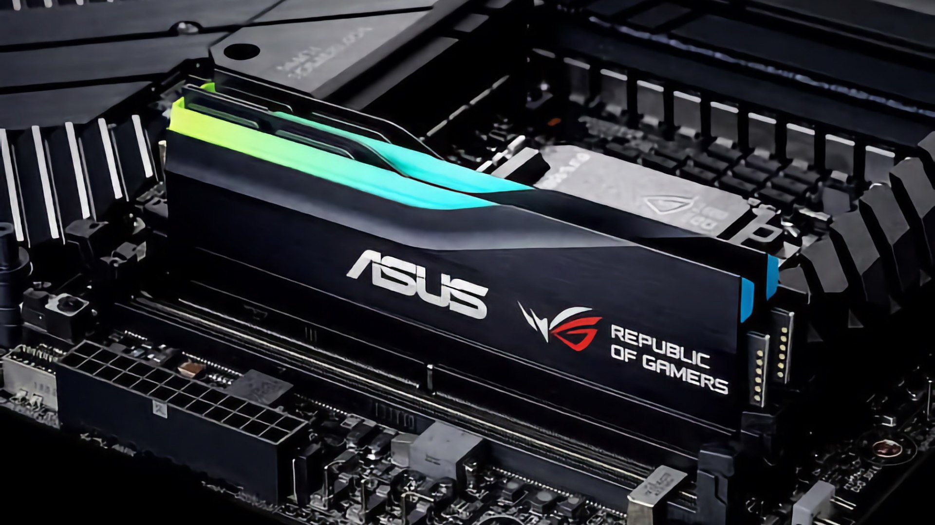 Слух ASUS запустит собственное производство RAM в 2026 году В первую очередь компания постарается обеспечить стабильные поставки памяти для двух основных линеек продуктов ROG и TUF сообщает Sakhtafzarmag Портал отмечает что производство начнётся в середине следующего года Очевидно что компания пошла на такой шаг из за жёсткого дефицита оперативы вызванного ИИ бумом Ведущие производители RAM видят большую выгоду в HBM применяемой в дата центрах и серьёзно вкладываются в неё Из за этого производственных линий для потребсегмента не остаётся а в магазинах мы видим что комплект DDR5 на 64 ГБ стоит как MacBook Air По некоторым оценкам дефицит памяти сохранится до 2027 года Автор Матвей Филькин