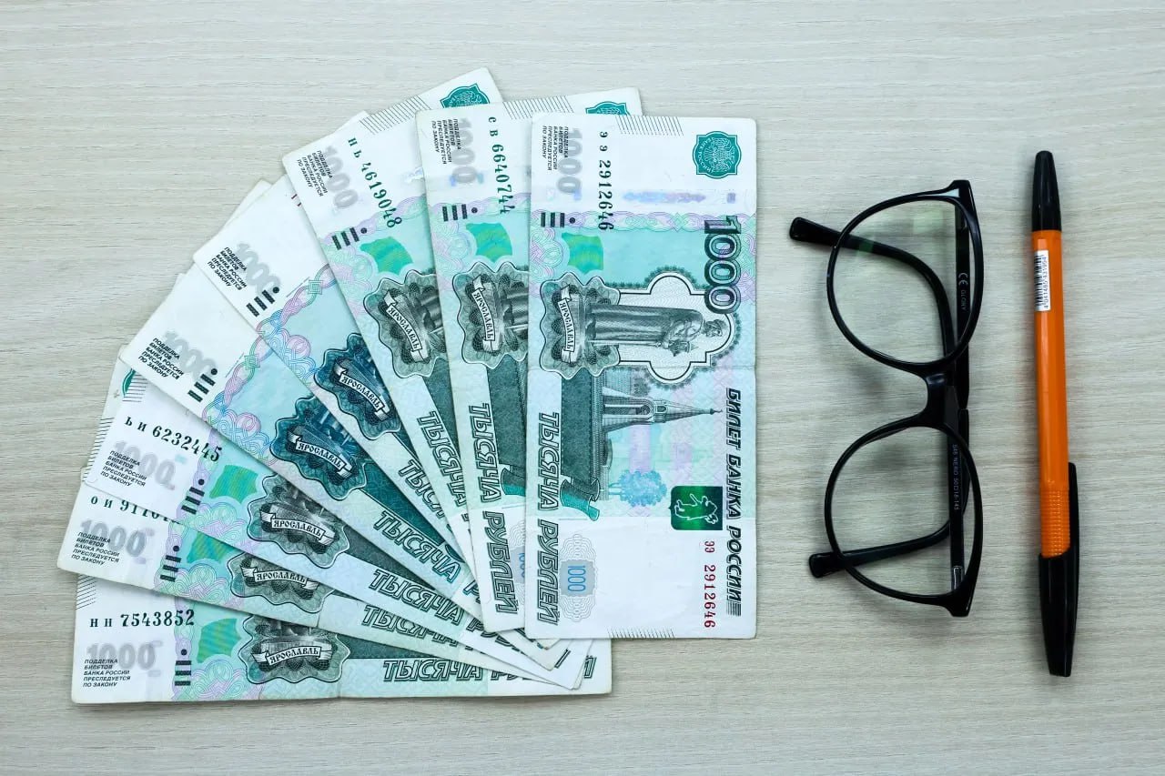 Жертвами телефонных мошенников за неделю стали 157 жителей Красноярского края Злоумышленникам удалось заполучить более 58 млн рублей, сообщает краевая прокуратура. С начала 2025 года мошенникам удалось обмануть 4 869 жителей края, а общий ущерб составил более 1,2 млрд рублей. Раскрываемость таких преступлений остается на низком уровне - лишь 26,8 % 841 преступление . В суды Красноярского края направлено 431 уголовное дело о преступлениях в сфере мобильного мошенничества. Фото: Дмитрий Шабалин