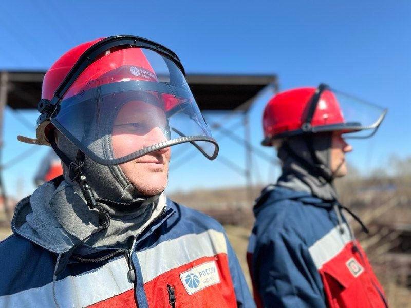 ‼ 30 и 31 октября будет ограничено электроснабжение в барнаульских поселках из-за работ Россетей  Специалисты филиала ПАО «Россети Сибирь «Алтайэнерго» ведут работы по обрезке деревьев и кустарников, растущих в охранных зонах электросетей посёлка Бельмесево.  В связи с проведением вышеуказанных работ сегодня, 30 октября, с 10:00 до 17:00 электроснабжение ограничено у жителей поселков Бельмесево, Радужный и Конюхи.  Завтра, 31 октября, с 10:00 до 17:00 из-за вышеуказанных работ электроснабжение будет отсутствовать у жителей посёлков Центральный, Мохнатушка и Черницк.   Телефоны для справок:  Пригородные районные электрические сети Филиала ПАО «Россети Сибирь «Алтайэнерго» - 8 800 220 0220; Диспетчерская служба администрации Центрального района - 63-08-25.