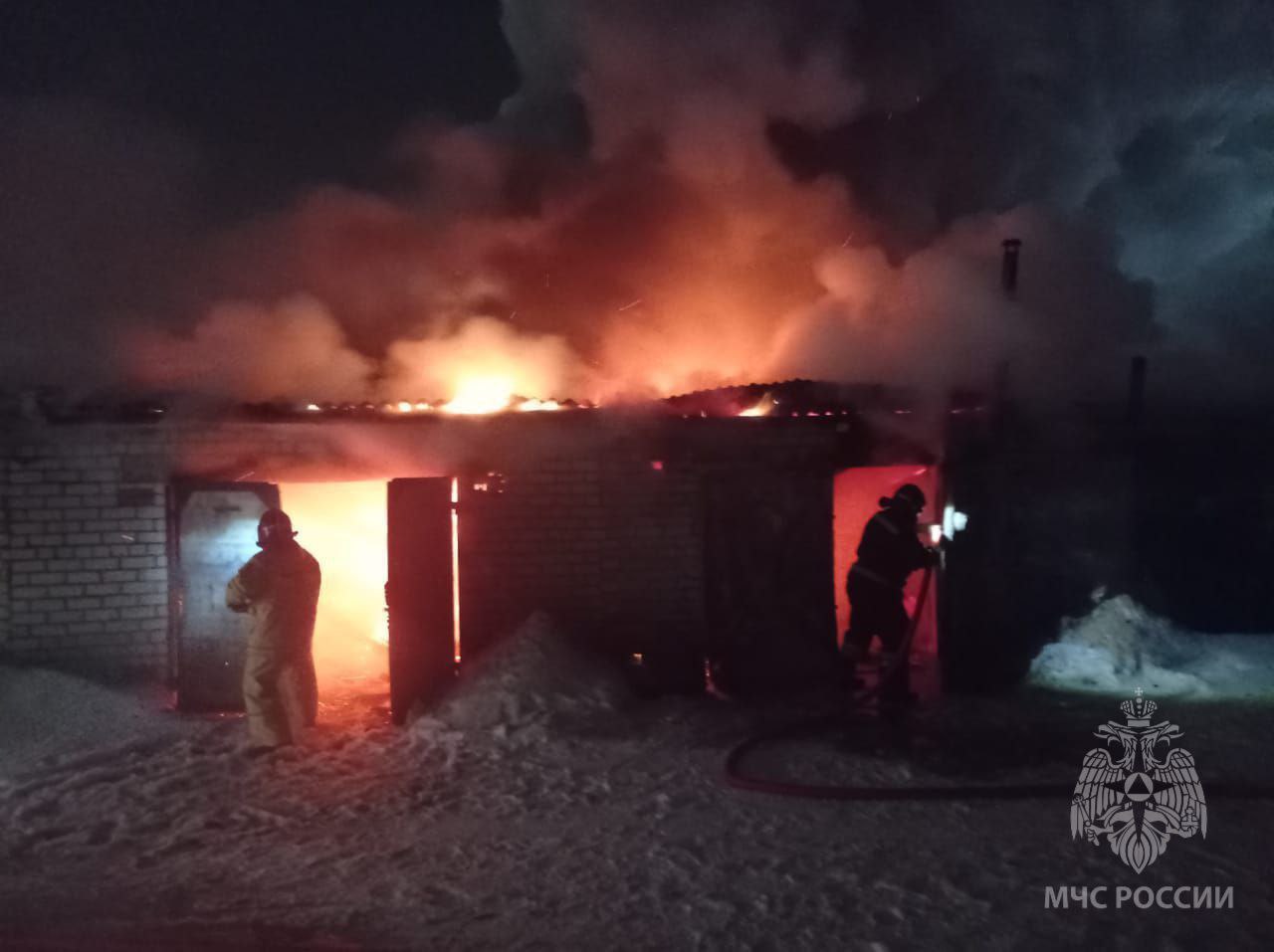 ‼  Шесть гаражей сгорели сегодня утром в п. Красная поляна Вятскополянского района. Возгорание возникло в одном из гаражных боксов. Пламя быстро распространилось на соседние гаражи.   Предполагаемая причина возгорания - неправильное устройство отопительной печки в одном из гаражных боксов.