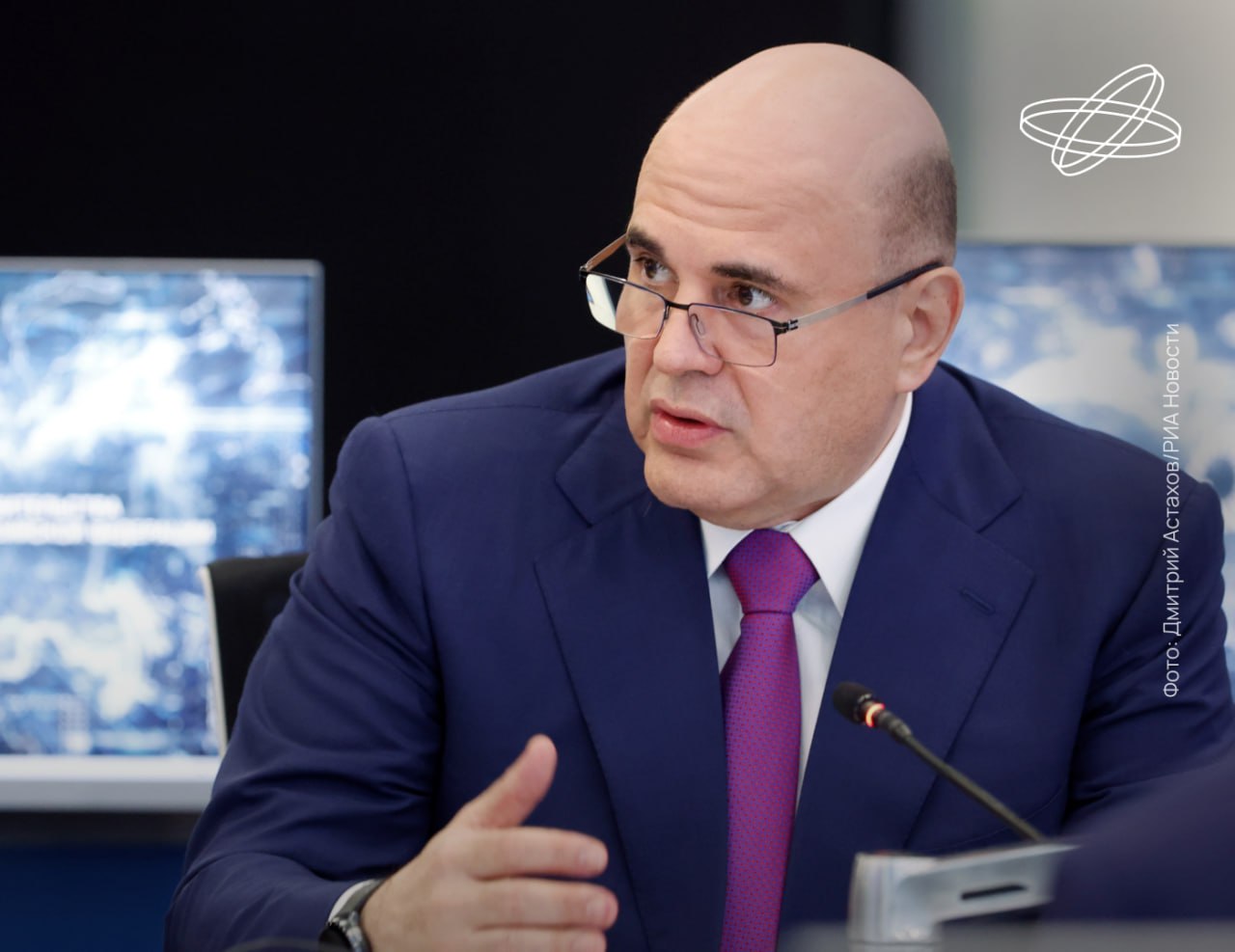 В правительстве определили модель развития российской науки Премьер-министр Михаил Мишустин провел стратегическую сессию «Модель развития науки». «У нас есть все ключевые составляющие, на основе которых нам предстоит сформировать новую модель науки. И с учетом целей и задач, поставленных президентом, подходы и решения мы должны определить в рамках такой стратегической сессии. Надеюсь, они станут основой для дальнейших решений и для развития в этой сфере», — сказал глава правительства. Он сообщил, что для реализации стратегии научно-технологического развития необходимо к 2030 году увеличить затраты на исследования и разработки не менее чем до 2% ВВП, в том числе за счет роста частных инвестиций. При этом объединение ресурсов государства и бизнеса уже дало значительные результаты: в проекты «Приоритета-2030» привлечены миллиарды рублей частных капиталовложений, что привело к появлению тысяч инноваций, например, плазменной двигательной установки для малогабаритных искусственных спутников Земли. Остановившись на развитии медицинской науки, Мишустин отметил, что благодаря профильному федеральному проекту российские учёные вышли на лидерские позиции в регенеративной биомедицине, трансплантологии, протезировании аорты и многих других направлениях. Чтобы ответить на возникающие перед страной вызовы, России нужно больше новейших практически ориентированных научных решений, подготовленных на собственной базе, подчеркнул также глава правительства. Наука.рф #Десятилетиенауки
