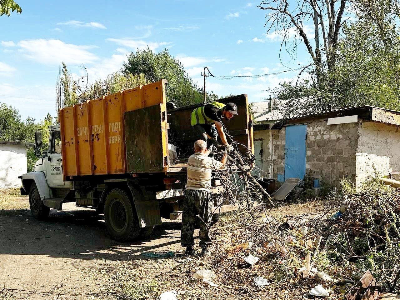 В муниципалитетах продолжают проводиться работы по вывозу ТКО с контейнерных площадок, а администрации округов просят жителей не бросать мусор мимо баков   Глава Лутугинского муниципального округа Евгений Бондарь в своем телеграм-канале сообщает, что благоустроенные площадки для вывоза твердых коммунальных отходов выглядят чисто и опрятно, однако проведенные работы совсем не ценятся нашими жителями. "Все мы хотим жить в чистоте и красоте, но, к сожалению, далеко не каждый старается поддерживать порядок в подъезде, во дворе или на контейнерной площадке. Усилия работников МУП «Лутугиножилфонд» сводятся на нет недобросовестными жителями, которые бросают мусор мимо контейнеров, сваливают крупногабаритные вещи, куда попало. В результате мусор разносится по улицам ветром. На площадках наблюдается регулярное скопление картона, который на постоянной основе выбрасывают расположенные рядом магазины", – пишет он.  Сотрудники Экотранса города Первомайска также продолжают проводить мероприятия по ликвидации несанкционированных свалок вблизи точек сбора ТКО. Об этом рассказывает в своем телеграм-канале глава округа Сергей Колягин. Руководитель напоминает, что в контейнеры и вблизи контейнерных площадок запрещено выбрасывать: строительный мусор  битый кирпич, отходы бетона, отходы от сноса стен, разборки крыш, опор и оснований, железобетона , спилы деревьев, ветки, листву, овощную ботву; отходы I-III классов опасности  автопокрышки, ртутные термометры, аккумуляторы, масла, щелочи, кислоты, гальванические элементы, остатки рафинирования нефтесодержащих отходов, свинцовые опилки, кислые смолы, дизтопливо, навоз, помет и другие органические вещества, образующиеся в результате содержания сельскохозяйственных животных .   В администрации городского округа город Стаханов в свою очередь напоминают, что строительный и растительный мусор жители могут вывезти, заключив отдельный договор с МУП "Экотранс".    Главы округов призывают уважать труд людей и соблюдать чистоту в городе общими усилиями, а не только силами и средствами муниципалитета.    Ассоциация муниципальных образований ЛНР