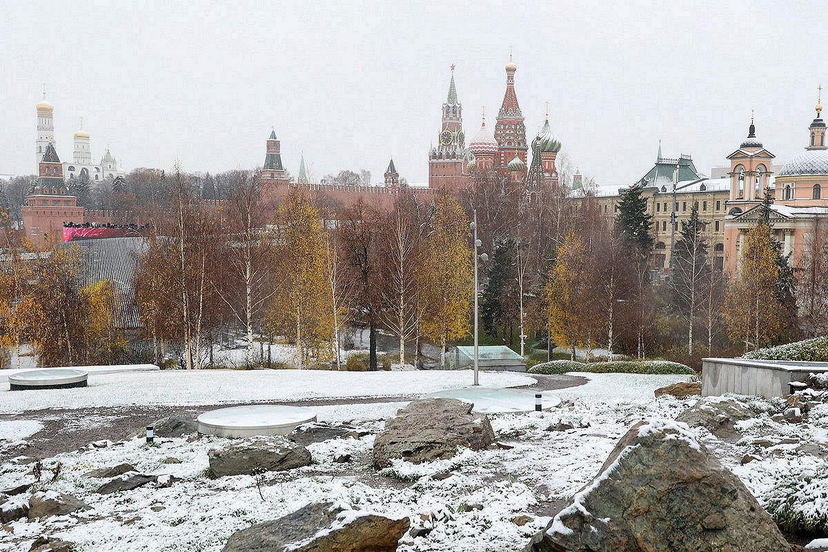 В Москве в 2025 году солнце светило 1676 часов на 4 меньше нормы В течение целых 7 месяцев года в том числе летних солнца в столице было меньше средних многолетних значений Особенно пасмурным выдался декабрь солнце появлялось на небе всего около 5 часов при климатической норме в 18 часов Больше новостей в Daily News