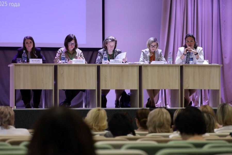 Региональное совещание прошло в магаданской Инженерной школе Участники и эксперты обсудили актуальные темы в сфере государственных финансов. Прошли дискуссии по различным вопросам, пленарные сессии и заседания рабочей группы. В качестве экспертов выступили: Светлана Сивец, Таисия Шубина, Анна Бомбырь, Нелли Деликова и Ирина Князева. С 4 по 5 августа на совещании рассмотрели вопросы методологии ведения бухгалтерского учёта и отчётности государственных финансов, важные аспекты внутреннего государственного финансового контроля и внутреннего финансового аудита, вопросы реализации электронного документооборота, внедрения единых регламентов, вопросы развития информационных систем обеспечения бюджетных правоотношений, а также обсудили ключевые задачи и новые подходы в части управления доходами бюджетов. Формат регионального совещания предусматривает очное участие представителей органов власти субъектов РФ местных администраций , входящих в состав Дальневосточного и Сибирского федеральных округов, отдельных федеральных органов исполнительной власти. «От слаженной работы и профессионализма финансистов во многом зависит национальная безопасность нашей страны. Эффективное управление государственными финансами способствует устойчивому развитию региона и повышению качества жизни граждан», – пояснил заместитель председателя Правительства Магаданской области Дмитрий Портнов. Источник: «Магаданская правда»