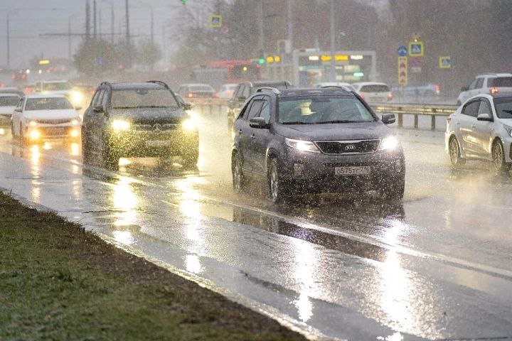 В понедельник в Татарстане вновь прогнозируют небольшие осадки и гололед   В понедельник в Татарстане вновь прогнозируют небольшие осадки и гололед  В понедельник, 20 января, в Татарстане вновь, как было и в минувшее воскресенье, пройдет небольшой и мокрый снег. Также синоптики предупредили татарстанцев о гололеде на дорогах в ряде районов.  Еще, согласно прогнозу Гидрометцентра РТ, в республике в первый день недели ожидается западный, северо-западный ветер, скорость которого составит 6-11 м/с, но местами он усилится до 14 м/с.  Температура днем составит 0..-4˚ градусов  аналогичные показатели фиксировали и в воскресенье . #Шешминскаяновь