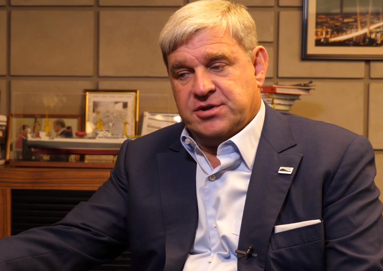 Нырнуть в рыбный порт Дарькин возвращается в совет директоров Бывший губернатор Приморья Сергей Дарькин и его дочь Анна Хмарук претендуют на места в совете директоров Владивостокского морского рыбного порта Соответствующие сведения опубликованы на ресурсах раскрытия информации В прошлом году экс глава региона был исключен из состава совета по итогам собрания акционеров однако теперь очевидно намерен вернуть влияние в одном из ключевых предприятий города Ранее в СМИ отмечалась вероятная конкуренция между его кланом и командой главного акционера Александра Евдокимова Дочь Дарькина Анна Хмарук которая сейчас входит в совет также попытается переизбраться Среди новых лиц в списке претендентов значатся бизнесмены Виталий Шершень Евгений Балуев и Ирина Щербинина А вот назначенный 30 января гендиректор Хачатур Мартиросян в состав совета не входит Подробнее Deitaru