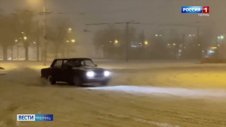 На водителей, дрифтовавших в центре Перми, выписали 13 протоколов    Сотрудники Госавтоинспекции Перми установили личности водителей, которые в минувшие выходные устроили ночной дрифт на центральных улицах краевой столицы. В заезде приняли участие несколько отечественных автомобилей. Как сообщили в Госавтоинспекции, в отношении водителей было составлено 13 административных материалов за нарушение требований Правил дорожного движения, кроме того с каждым из них автоинспекторы провели профилактическую работу по недопущению повторных правонарушений, а также рассказали о тяжести последствий при дорожно-транспортных происшествиях.