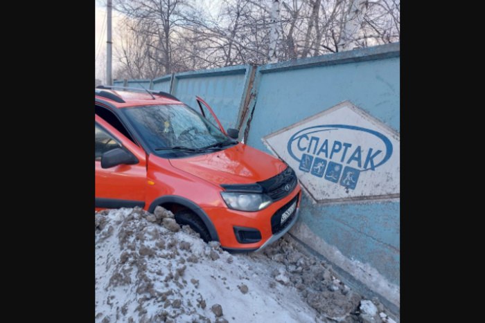 Водитель «Лады» умер за рулем в Нижнем Тагиле  Водитель автомобиля Lada Kalina умер за рулем в Нижнем Тагиле.   Как сообщает на своей странице во «ВКонтакте» МБУ «Центр защиты населения», авария произошла накануне днем у Лисьей горы.  Мужчина за рулем «Лады Калины» двигался по улице Береговая-Ударная. Из-за резкого ухудшения здоровья водитель потерял контроль над движением, переехал трамвайные рельсы и въехал в бетонное ограждение.   Как сообщается, водитель погиб на месте. Он не был пристегнут ремнем безопасности. Тело погибшего деблокировали прибывшие спасатели.