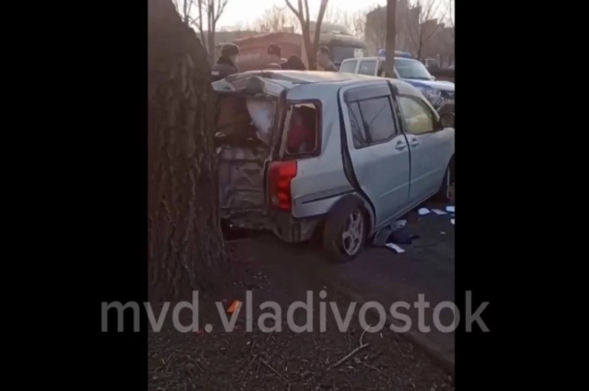 В отделение полиции города Владивосток поступило заявление от гражданина о том, что его автомобиль марки Toyota Raum был угнан. Мужчина оставил транспортное средство на улице Русской с работающим двигателем и открытыми дверями.  Сотрудники ГИБДД обнаружили угнанное транспортное средство. В районе проспекта 100-летия водитель проигнорировал требование об остановке, и началась погоня. На улице Постышева водитель не смог справиться с управлением и врезался в дерево. Преступник был задержан и доставлен в отделение полиции, где признался, что угнал машину, увидев её заведённой.  Выяснилось, что мужчина находился в состоянии алкогольного опьянения и не имел водительского удостоверения. В отношении него был составлен протокол по статье 12.26 КоАП РФ за отказ от прохождения медицинского освидетельствования.   Также было возбуждено уголовное дело по статье 166 УК РФ - угон. За это преступление предусмотрено наказание в виде лишения свободы на срок до пяти лет.  Подробнее в «АиФ - Приморье»