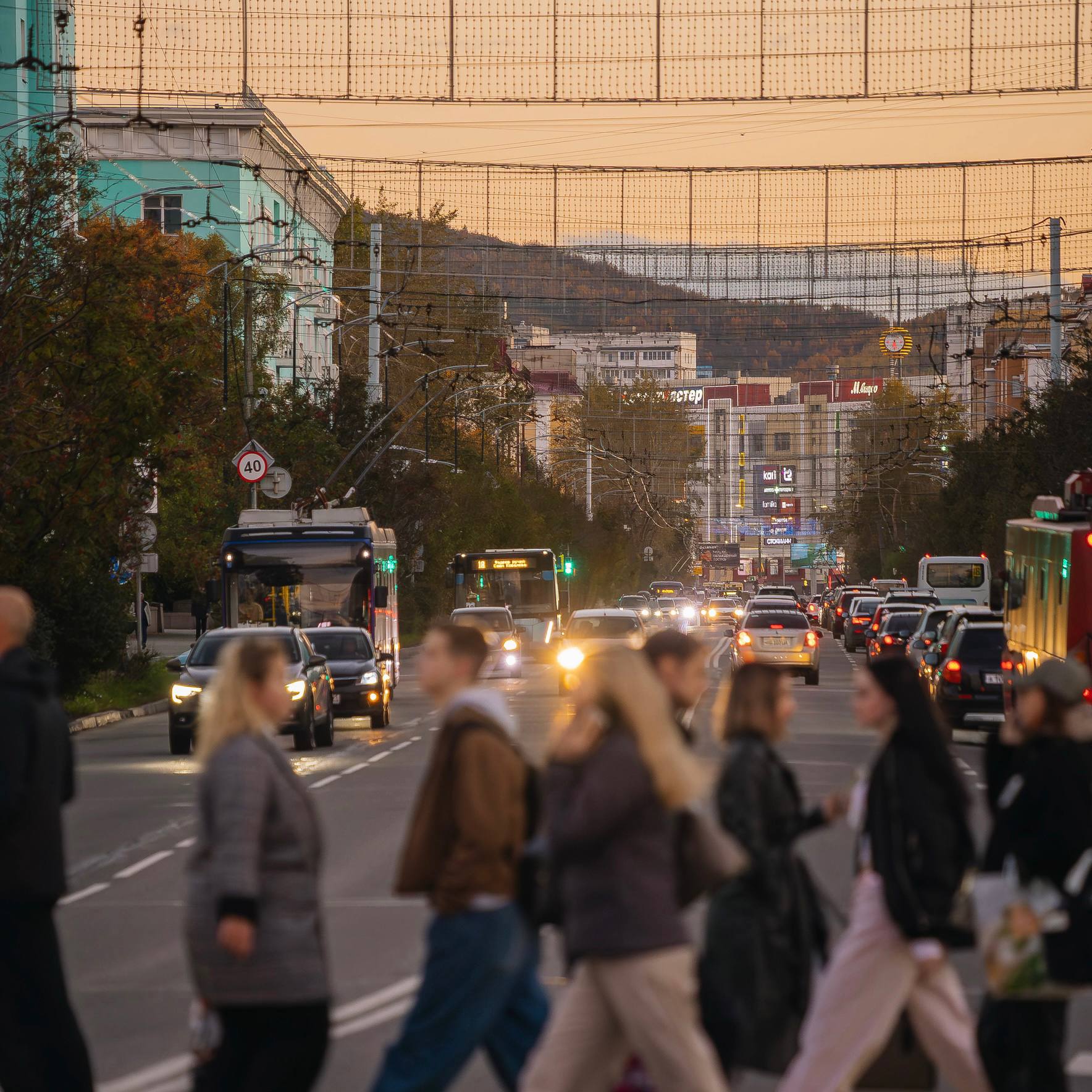 Вечерний Мурманск Общественный транспорт изменит маршрут на День города 4 октября с 15 00 до 21 30 в связи с праздничными мероприятиями посвящёнными 109 летию Мурманска будет ограничено движение остановка и стоянка всех видов транспорта на проспекте Ленина от улицы Профсоюзов до улицы Комсомольской Изменения маршрутов городского транспорта  Маршрут 1 Южное направление по обычному маршруту до остановки ул Володарского далее по ул Карла Маркса остановка Плавательный бассейн ул Шмидта ул Академика Книповича пр Ленина и дальше по маршруту Северное направление от ул Генерала Журбы ул Академика Книповича ул Шмидта ул Карла Маркса ул Володарского пр Ленина и далее по маршруту  Маршрут 18 Юг от остановки Городская больница ул Шмидта подробнее на канале Вечерний Мурманск