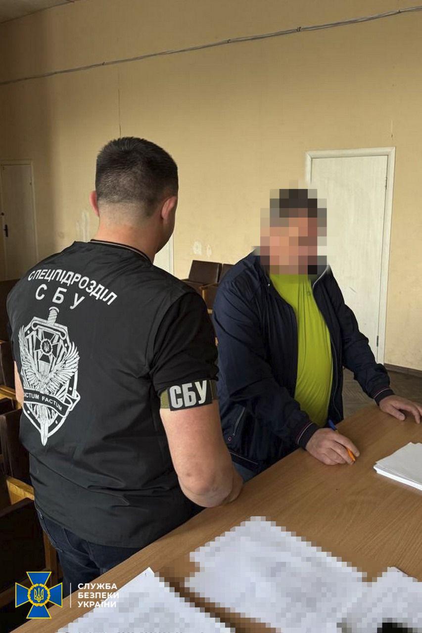 Один из руководителей районного ТЦК Харькова незаконно снимал с розыска мужчин уклонявшихся от мобилизации сообщает СБУ Только за июль август майор успел освободить от ответственности таким образом 29 мужчин Сайт Страна X Twitter Прислать новость фото видео Реклама на канале Помощь