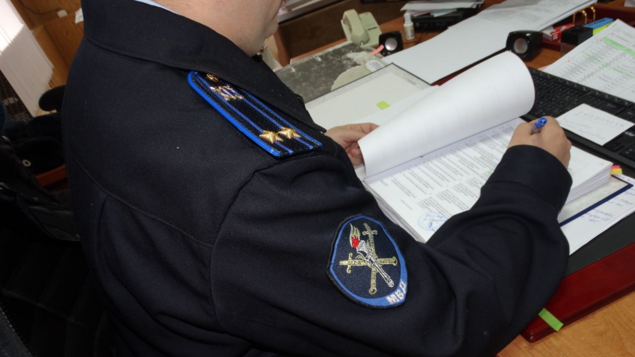 Находился в международном розыске более 15 лет Следственным отделом ОМВД России «Кировский» окончено расследование уголовного дела, возбуждённого в отношении 40-летнего местного жителя, более 15 лет скрывавшегося от правосудия. Его задержали весной 2010-го в Новопавловске за кражу из припаркованного автобуса фотоаппарата и барсетки с деньгами и документами. Однако по окончании расследования мужчина скрылся за пределами РФ. В результате оперативно-розыскных мероприятий было установлено, что злоумышленник может находиться в одной из стран СНГ. На основании предоставленных сведений его задержали при пересечении границы Республики Беларусь, куда он пытался въехать с территории сопредельного государства. Мужчину арестовали и экстрадировали на территорию нашей страны. Сейчас обвиняемый доставлен в Ставропольский край, а уголовное дело в отношении него направлено для рассмотрения в Кировский районный суд. Фото предоставлено ОМВД России «Кировский»