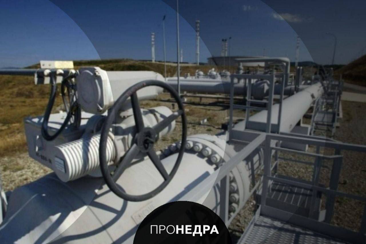 Мировые цены на нефть подскочили еще на 5% Мировые цены на нефть во вторник вечером усилили рост до 5%. По состоянию на 21.51 мск цена августовских фьючерсов на нефть марки Brent поднималась на 4,85% - до 76,78 доллара за баррель, августовских фьючерсов WTI - на 4,74%, до 73,58 доллара. Максимально во вторник Brent дорожал до 76,88 доллара, WTI - до 73,67 доллара. Пронедра/Подписывайся