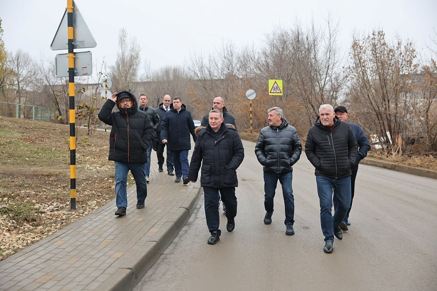 Совершенствование транспортной схемы Волгограда обсудил в ходе рабочей поездки Андрей Бочаров  Глава региона рассмотрел:    формирование транспортно-пересадочного узла в Советском районе;     присоединение транспортно-пересадочного узла к трамвайной сети;    размещение нового моста на острове Сарпинский. Важно не только построить мост с четырехполосным движением, но и предусмотреть наиболее оптимальные способы выхода с него на II-Продольную и далее обход Волгограда. Андрей Бочаров рассчитывает, что в течение следующего года будет проектирование.    ‍  Губернатор также оценил реконструкцию улицы Иркутской в Ворошиловском районе.     Подписаться