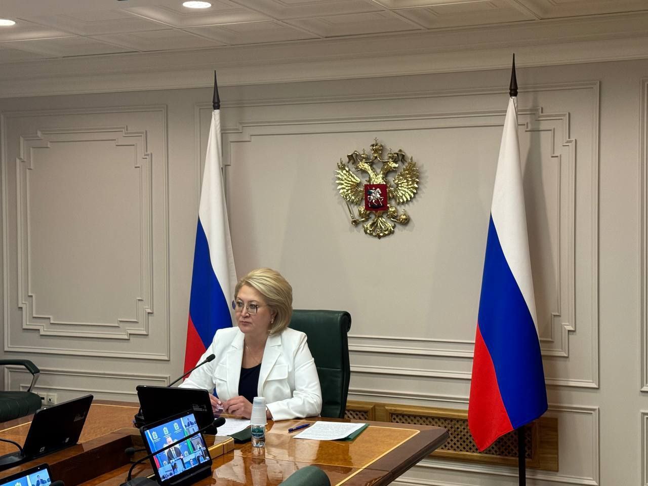 Выступила на заседании комиссии Государственного Совета РФ по направлению "Кадры". Обсудили важную тему внедрения механизмов маршрутизации студентов к работодателям с учетом потребностей экономики регионов технологического лидерства. Российской экономике нужны профессиональные кадры, способные работать в новых условиях и обеспечить технологический суверенитет страны. Для палаты регионов решение поставленных Президентом задач по этому направлению является особенно актуальным. На днях был принят закон, регулирующий платный прием на обучение по образовательным программам высшего образования. Документ разработан коллективом авторов под руководством Председателя СФ и Председателя Государственной Думы. Нашим Комитетом внесен законопроект, который предлагает закрепить демонстрационный экзамен как основную форму государственной итоговой аттестации по программам СПО. Также подчеркнула важность науки в развитии регионов для достижения технологического лидерства. #Кадры #Наука #ТехнологическоеЛидерство