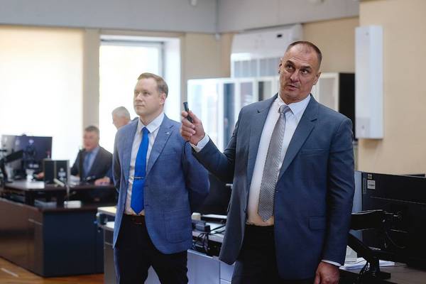 Системный оператор открыл двери диспетчерских центров для энергетиков РусГидро   www eprussia ru news base 2025 9140772 htm Специалисты ТЭЦ и ГРЭС из Дальнего Востока посетили диспетчерские центры ОДУ Востока и Тихоокеанского РДУ в рамках укрепления сотрудничества между Системным оператором и РусГидро В мероприятии участвовали энергетики из Камчатки Сахалина Чукотки Магадана Приморского и Хабаровского краёв сообщила пресс служба СО ЕЭС новости энергетики Системный Оператор РусГидро энергетика