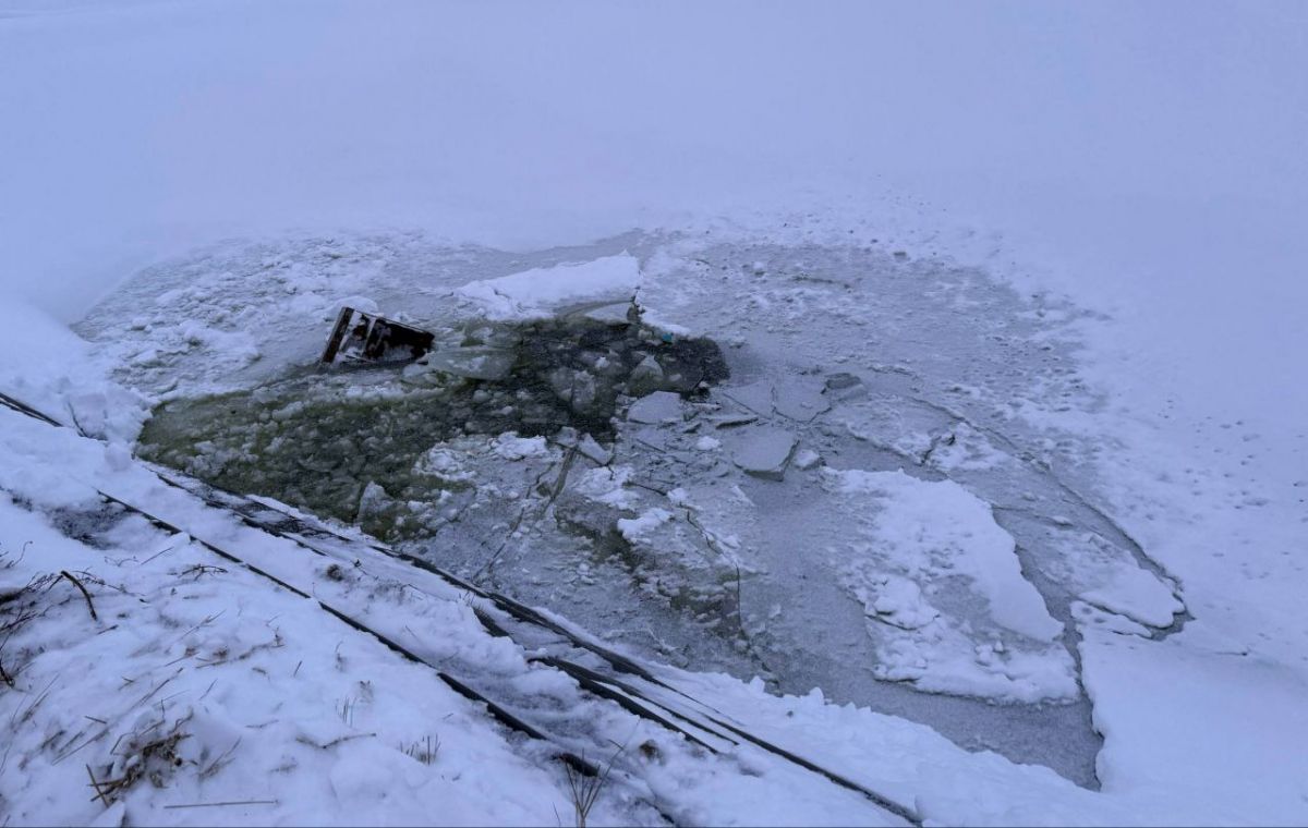 Тракторист погиб в калужском селе съехав в водоем   kaluganews ru fn 1781522 html В селе Ульяново Калужской области произошла трагедия погиб тракторист По предварительной информации мужчина управляя трактором допустил съезд в водоем Специальная техника затонула водитель погиб   Прислать новость Подписаться