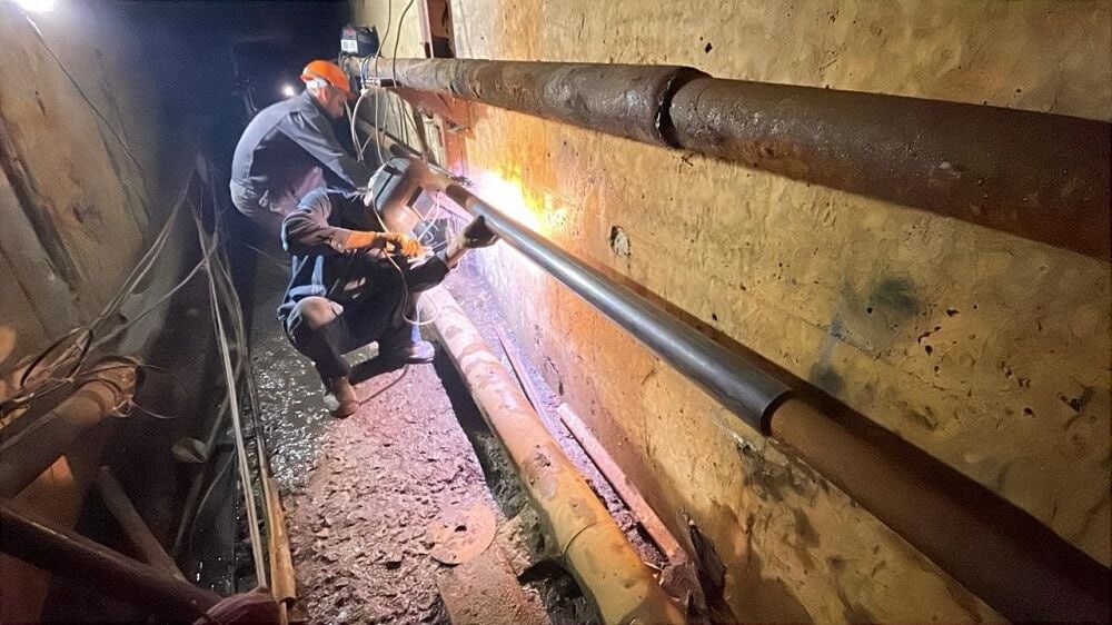 В Ростове более 50 МКД остались без тепла из за аварии на теплотрассе Дефект был обнаружен днем 11 ноября на проспекте Сельмаш 94 Из за аварии экстренно были отключены 53 многоквартирных дома в районе улиц Веры Пановой Металлургической Воровского и проспекта Сельмаш Работы по устранению аварии уже ведет бригада АО Теплокоммунэнерго Вернуть тепло в дома жителей ориентировочно обещают до 20 часов 11 ноября domostroyrf