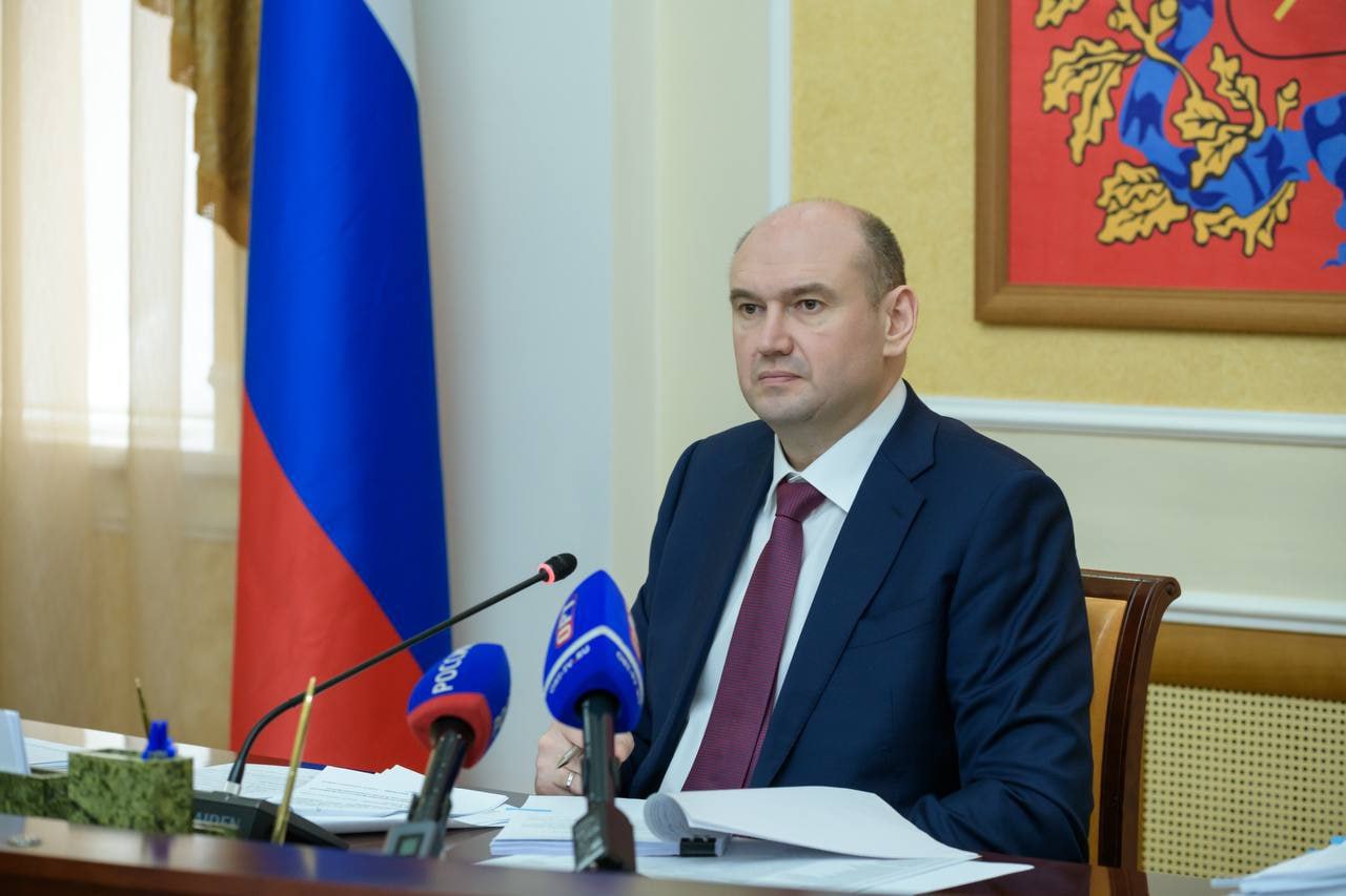 Губернатор Евгений Солнцев взял на контроль ситуацию с нападениями бездомных собак в Ясном В пяти муниципалитетах введён режим ЧС для усиления отлова животных Ответственным лицам напомнили об их персональной ответственности за безопасность жителей Решение принято после двух нападений на детей в январе По факту одного из них возбуждено уголовное дело