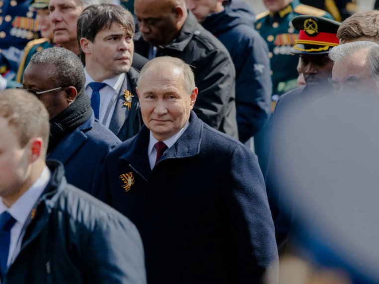 The New York Times: Отсутствие новых американских санкций позволяет России пополнять военный бюджет. Часть 1/2   С тех пор как президент Трамп вернулся в офис в январе, Соединенные Штаты не ввели против России никаких новых санкций, связанных с войной на Украине. В некоторых случаях администрация ослабила ограничения. Аналитики считают, что без новых мер существующие санкции теряют свою силу.   В результате появилась возможность для новых подставных компаний перекачивать в Россию средства и критически важные компоненты, в том числе компьютерные чипы и военное оборудование, которое в противном случае были бы недоступно для Кремля, как показывают торговые и корпоративные отчеты.   «Подход Трампа к экономической политике заключается в том, чтобы оказывать давление, получать рычаги влияния и пытаться добиться наилучших условий. По какой-то причине он не хочет использовать никаких рычагов давления на Путина», — сказал старший научный сотрудник Центра глобальной энергетической политики Колумбийского университета Эдвард Фишман.   С 2022 по 2024 год администрация Байдена в среднем вводила более 170 новых санкций в месяц в отношении организаций, связанных с Россией. Под санкции попали нефтегазовая и оборонная промышленность, закупки технологий и банковская сфера.   В целом администрация Байдена ввела более 6200 санкций в отношении физических лиц, компаний, судов и самолетов, связанных с Россией. В последние недели пребывания Байдена у власти США еще больше усилили давление, введя почти в три раза больше санкций, чем в среднем за месяц, согласно анализу данных Министерства финансов, проведенному Times.   Последствия этого давления уже начинают ослабевать. Анализ торговых записей, онлайн-списков и корпоративных документов, проведенный Times, выявил более 130 компаний в материковом Китае и Гонконге, которые рекламируют немедленную продажу подсанкционных компьютерных чипов в Россию. Ни одна из этих компаний не находится под санкциями. А если одна компания становится объектом ограничений, многие другие готовы занять ее место.   Чтобы санкции работали, «нужно продолжать бежать, чтобы просто оставаться на месте», говорит экономист из Института международной экономики Петерсона Элина Рыбакова. Она добавила, что без «непрерывного поддержания» ограничений Россия может найти обходные пути.   Резкий поворот США в отношении санкций подчеркивает позицию невмешательства Трампа в отношении России, даже несмотря на эскалацию боевых действий в регионе. #США #Россия #Украина   Подписаться   Сайт   Х