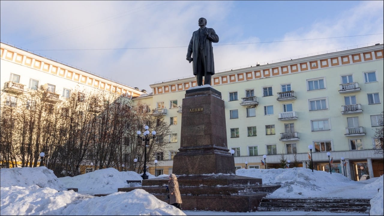 Испугались за общественный порядок: мэрия Мурманска передумала выдавать разрешение на митинг против губернатора  Митинг против Андрея Чибиса планировался на 2 марта и даже был санкционирован мэрией. На мероприятии планировалось обсудить рост цен в ЖКХ и общественном транспорте, повышение арендной платы за землю, масштабное закрытие школ и больниц. Организатором митинга было заявлено мурманское отделение КПРФ, которое призывало прийти и другие партии.  Однако сегодня мэрия передумала и отозвала свое разрешение.  «Появилась информация о готовящемся несанкционированном мероприятии в указанное время, что могло бы привести к нарушению общественного порядка», — указано в ответе чиновников. При этом последние подчеркивают, что «всегда открыты к диалогу с общественностью».  Андрея Чибиса критикуют за то, что в регионе отвратительная медпомощь, нехватка учителей, высокий износ сетей ЖКХ и постоянно растущие тарифы на все — от платы за капремонт до налога на гаражи.  Напомним, что в апреле прошлого года Андрей Чибис во время встречи с жителями города Апатиты получил ножевой удар в живот.  На фото — место, где должен был пройти митинг