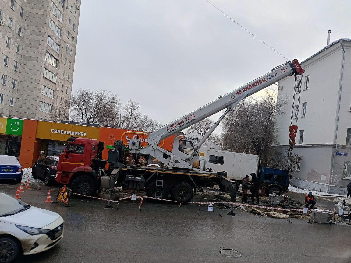 В Ульяновске временно отключили отопление и горячую воду  В районе дома №4 по улице Кузнецова идут работы на теплосетях. Часть домов на улицах Кузнецова и Гончарова, а также несколько больниц и других зданий остались без тепла и горячей воды. "Городской теплосервис" обещает все починить к 18:00.   Еще 11 объектов временно получают тепло по пониженным параметрам.   Прислать новость