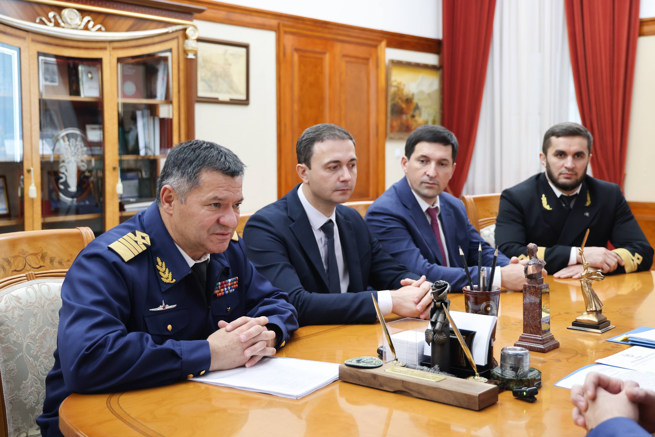 В Дагестане на базе Колледжа машиностроения и сервиса им С Орджоникидзе появилось новое направление подготовки плавательного состава Теперь в колледже готовят будущих судоводителей судовых электриков и судомехаников К обучению приступили уже 75 курсантов Проводим работу по включению колледжа в систему отраслевых учебных заведений Росморречфлота В планах передача колледжа Каспийскому институту морского и речного транспорта им генерал адмирала Ф М Апраксина Эти и другие вопросы обсудили на встрече руководитель Росморречфлота Андрей Тарасенко и глава Республики Дагестан Сергей Меликов Напомним соглашение о сотрудничестве по созданию учебного заведения и подготовке кадров для отрасли водного транспорта в Республике Дагестан стороны подписали в рамках ПМЭФ в 2024 году