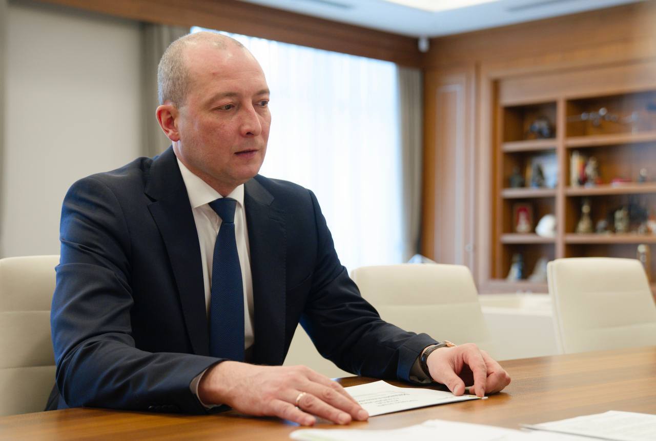 Участник программы «Время героев» Алексей Бондарев назначен директором Департамента стратегических проектов Минстроя России Министр строительства и ЖКХ РФ Ирек Файзуллин назначил директором Департамента стратегических проектов Минстроя России участника кадровой программы «Время Героев», капитана Алексея Бондарева. С ноября 2024 года Алексей Бондарев проходил стажировку в Минстрое России в рамках инициированной Президентом РФ Владимиром Путиным программы для участников и ветеранов СВО «Время Героев». Наставником Алексея стал Министр строительства и ЖКХ РФ Ирек Файзуллин. «Назначение Алексея Бондарева, безусловно, усилит команду Минстроя России, его профессиональный опыт будет способствовать реализации стратегически важных задач, поставленных перед строительной отраслью и сферой ЖКХ руководством страны в том числе в рамках национального проекта «Инфраструктура для жизни». Особо символично, что это назначение состоялось в год «Защитника отечества» и 80-летия Победы в Великой Отечественной войне, когда мы чествуем своих героев», - Ирек Файзуллин. Алексей Бондарев имеет опыт работы в генерирующих и теплосетевых компаниях. В ходе стажировки в Минстрое России Алексей Бондарев проявил себя как специалист, способный эффективно решать задачи, применяя особый подход к работе, основанный на высоком уровне ответственности и дисциплины. «Новое назначение - это высокая ответственность и честь работать над важными государственными задачами на благо России и её жителей. Стажировка в Минстрое России дала возможность расширить профессиональные компетенции и подробно ознакомиться с актуальными задачами в сфере модернизации коммунальной инфраструктуры, расселения аварийного жилья, капитального ремонта, формирования комфортной городской среды», - Алексей Бондарев.