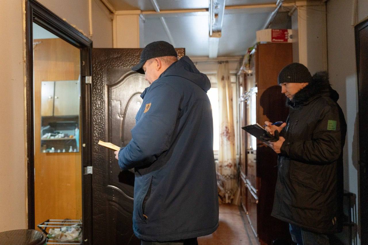 Перед новогодними праздниками поручил нашим службам уделить особое внимание мерам пожарной безопасности.    Сегодня специалисты управления гражданской обороны и чрезвычайных ситуаций организовали рейд. Они проверили общежития коридорного типа в деревянных домах, не остались без внимания и хостелы, расселенные здания.    Сотрудники выявили нарушения требований пожарной безопасности, захламленность коридоров. Акцентировали внимание жителей домов на важности соблюдения всех мер безопасности, раздавали памятки.    В течение праздничных дней специалисты ГО и ЧС продолжат рейды. Напоминаю жителям, в случае возникновения экстренных ситуаций, звоните на телефон 112. Вам обязательно помогут.